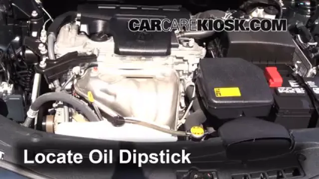 2012 Toyota Camry LE 2.5L 4 Cyl. Aceite Controlar nivel de aceite